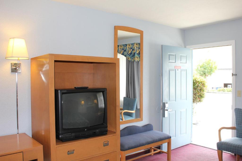 Economy Inn Watsonville Room photo