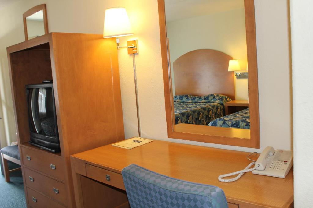 Economy Inn Watsonville Room photo